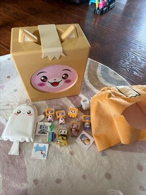 Surprise Friends Carry Case & Plush Character Set - Tan & Pink